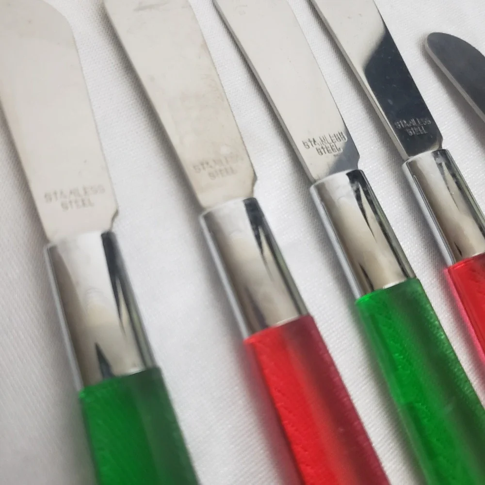 Set of 6 Christmas Holiday Spreaders Butter Knives- 4 Sur La Table, 2 Light bulb